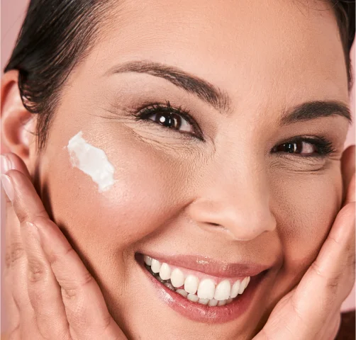 mulher-sorrindo-passando-cosméticos-no-rosto