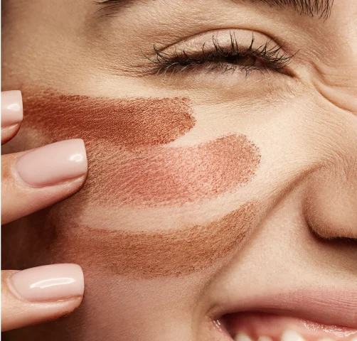 mulher-testando-tons-diferentes-de-maquiagem