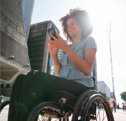 mulher-cadeirante-com-celular