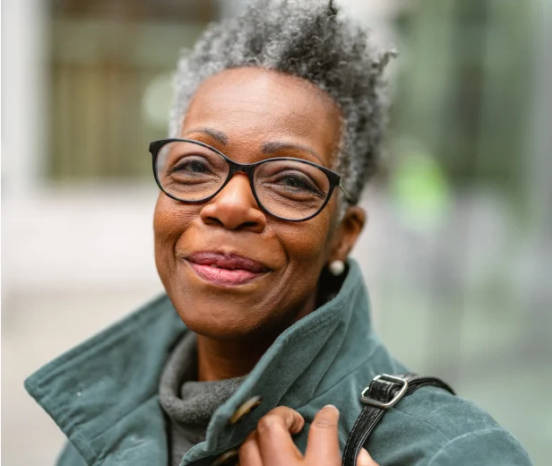 mulher-de-óculos-sorrindo