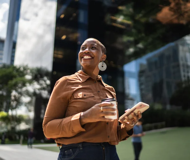 mulher-caminhando-sorridente