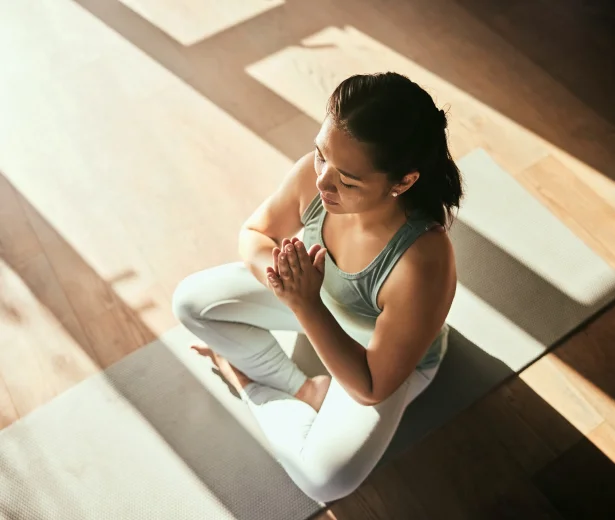 mulher-em-pose-de-yoga